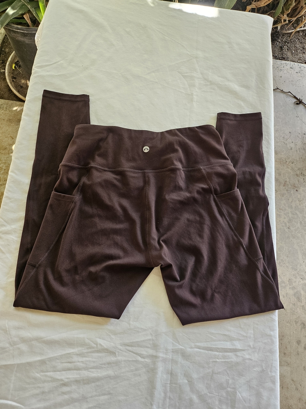 High-Waist Pocket Leggings in Deep Brown